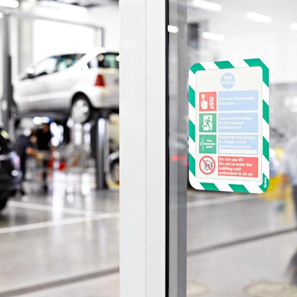 Produktbild Tarifold BIELLA Rahmen-Sichttafel Safety A4 rot/weiss selbstklebend (A4)