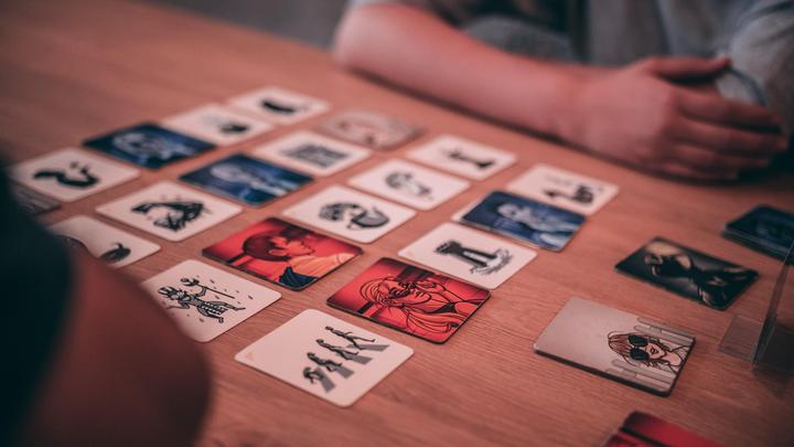 Productafbeelding Brain Games kaartspel Codenames foto's (Litouws, Ests, Lets)