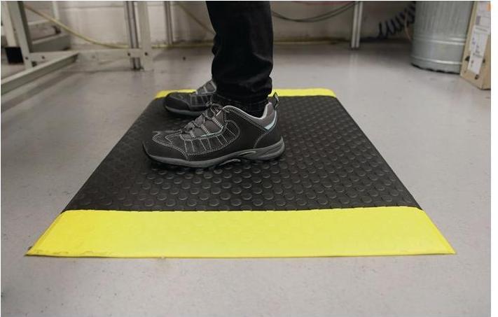 Actual product image Coba Europe Workplace floor covering L900xW600xS9.5mm black with yellow stripes foam (90 x 60 cm)