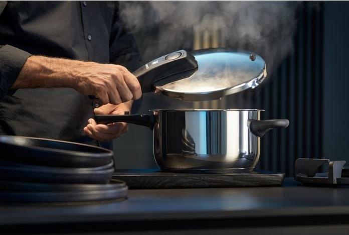 Produktbild WMF Schnellkochtopf Unterteil 4,5l ohne Deckel Perfect Induktion Edelstahl 18/10 (22 cm, Dampfkochtopf, Edelstahl)