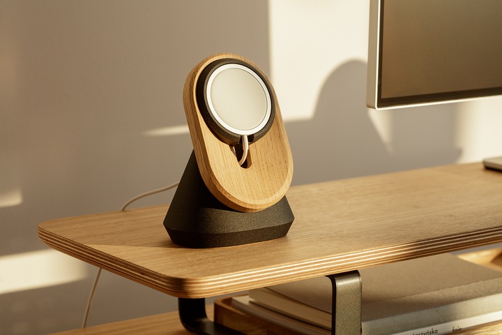 Actual product image Oakywood MagSafe iPhone Stand - vertical iPhone dock - color Oak -