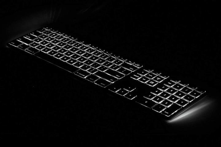 Image du produit Matias Clavier USB étendu pour Mac OS avec rétroéclairage RGB (CH, Filaire)