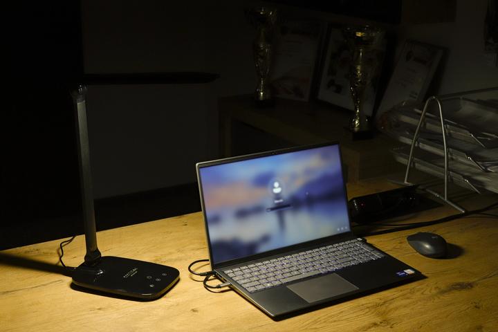 Actual product image Montiss Montis Lampka biurkowa wielofunkcyjna LED MT042-BK Czarna/Black Tischleuchte 5 7 W F Schwarz (440 lm)