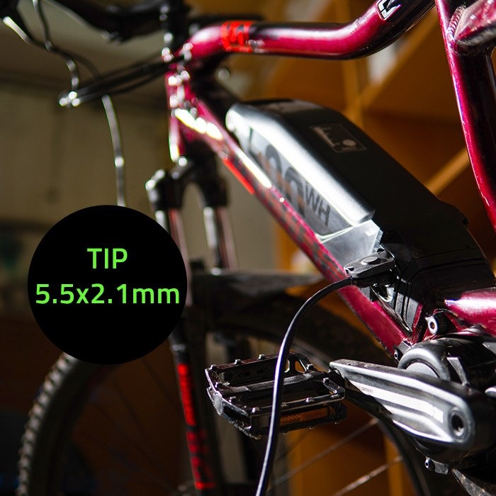 Actual product image Qoltec Ładowarka do baterii roweru elektrycznego 36V | 42V | 2A | 5.5*2.1 (E-bike charger)