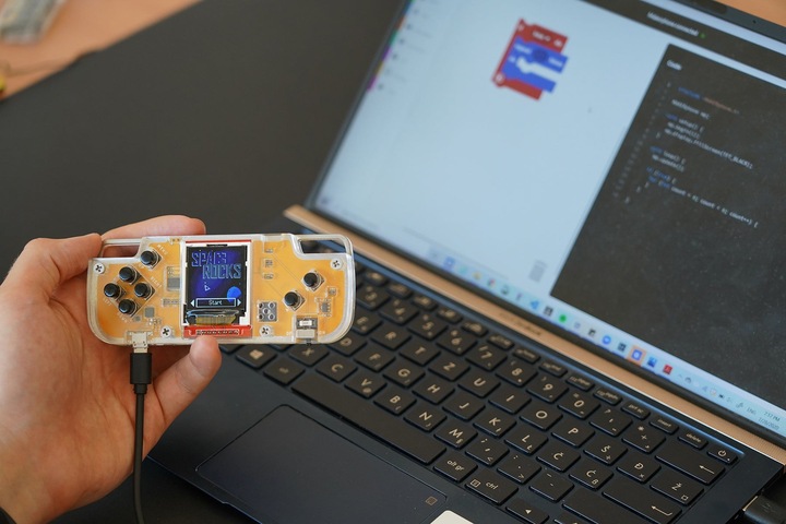 Actual product image CircuitMess Nibble - gaming console