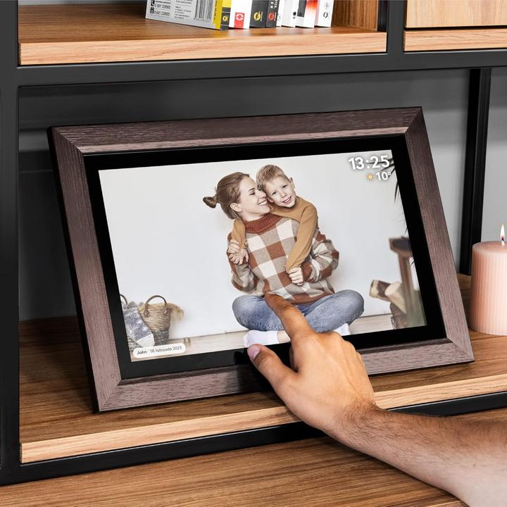 Produktbild Krüger&Matz Kruger&Matz digitaler Bilderrahmen FRAMEO Wi-Fi 15" Holzrahmen (15", 720p, 1080p)