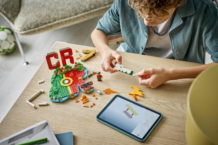Actual product image LEGO Cristiano Ronaldo - Football highlights (43012, LEGO Editions)