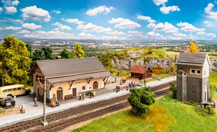 Immagine prodotto Faller Stazione ferroviaria di Susch con magazzino scambi, servizi igienici, fontana
