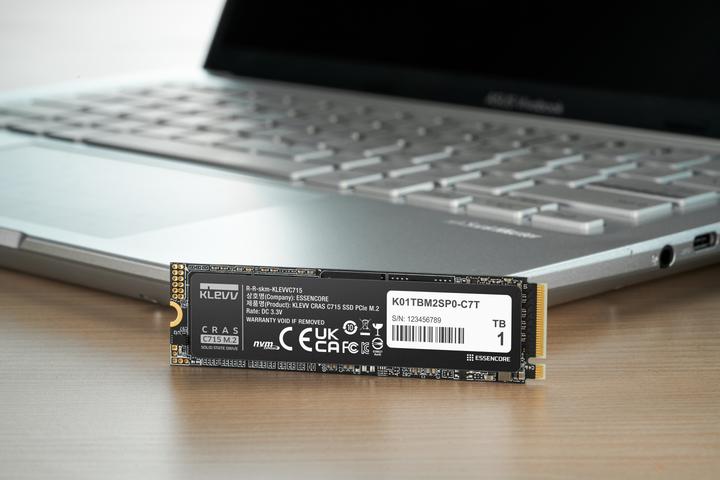 Immagine prodotto Klevv 1 TB C715 M.2 2280 PCIe Gen3 NVMe (1000 GB, M.2, M.2 2280)