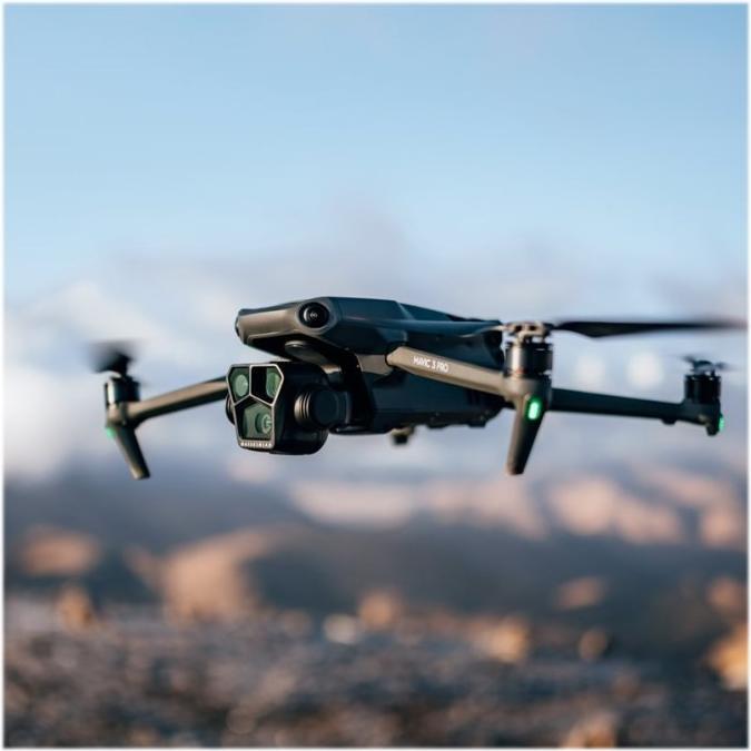 Productafbeelding DJI Mavic 3 Pro Fly More Combo incl. RC (43 min, 958 g, 48 Mpx)