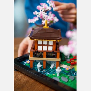 Actual product image LEGO 10315 Confidential (10315, LEGO Icons)