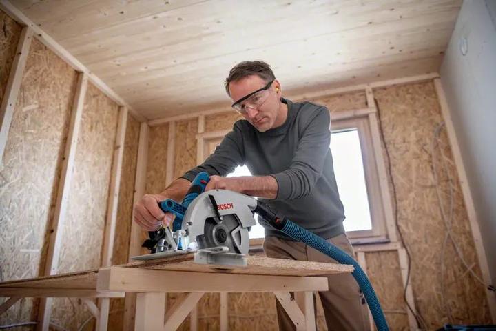 Productafbeelding Bosch Professional GKS 18V-70 L snoerloze handcirkelzaag (2xPC5,5Ah) (06016B9002)