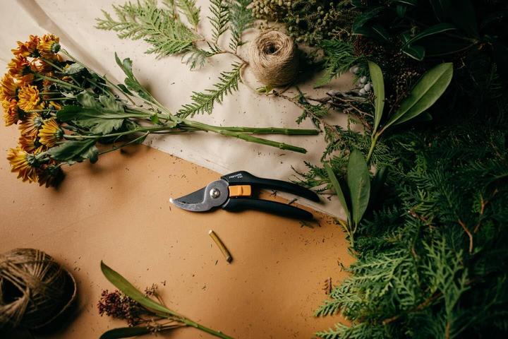 Actual product image Fiskars Solid bypass garden shears P121