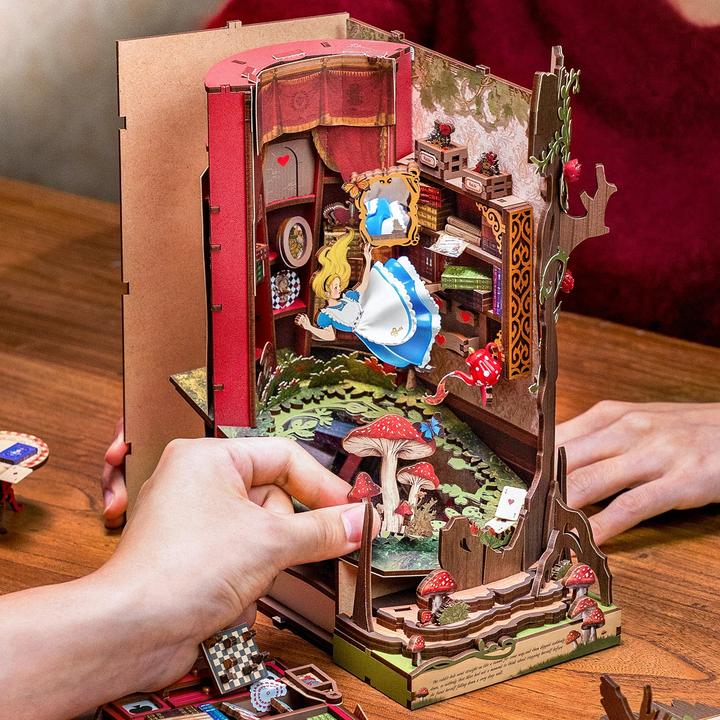 Produktbild Robotime Bausatz Alice im Wunderland, Modell Art: Book Nook