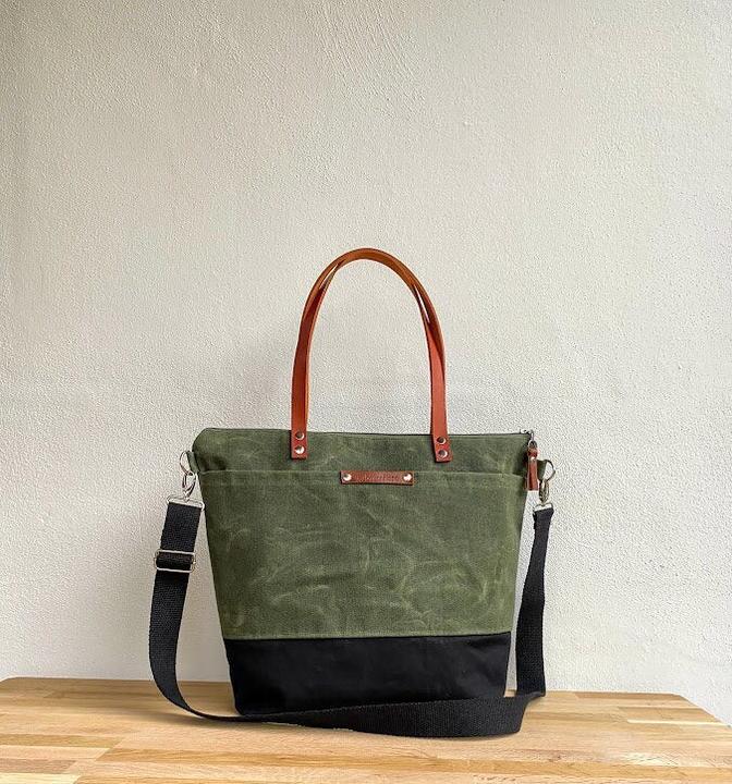Immagine prodotto Only-Bags.Store Borsa a tracolla e messenger LARGE in tela cerata - nero e verde scuro - grande