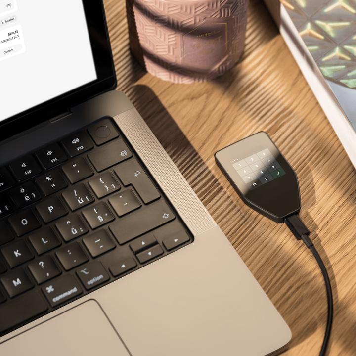 Immagine prodotto Trezor Safe 5 - Green Beryl (Bitcoin, Altre, Dogecoin, Ethereum Classic)