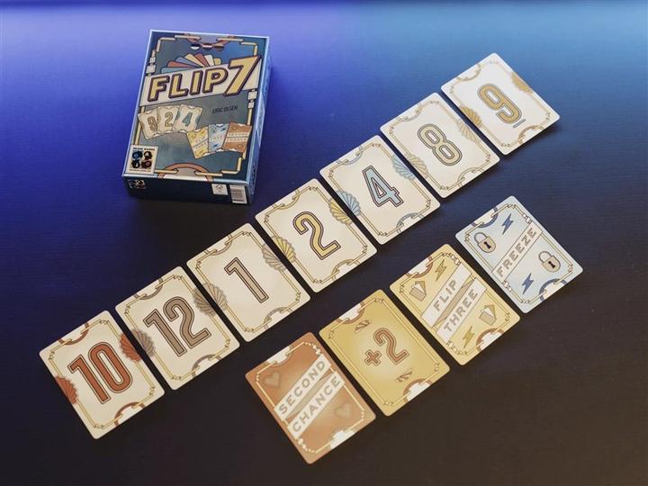 Actual product image Brain Games Flip 7 Kāršu spēle EN (English, 3 Players)