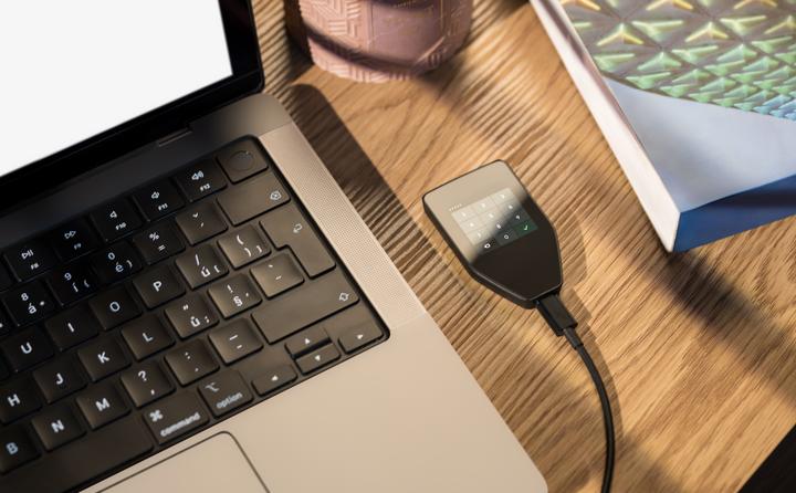 Image du produit Trezor Safe 5 - Béryl vert (Bitcoin, Ethereum Classic, Dogecoin, Autrui)