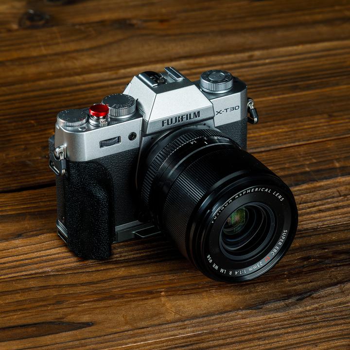 Immagine prodotto SmallRig 5665 L-Shaped Mount Plate with Silicone Handle FUJIFILM X-T30 / X-T30 II / X-T30 III (Charcoal Silv) (Gabbietta)