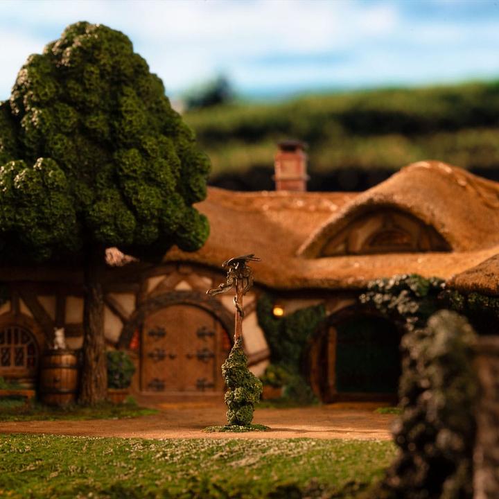 Actual product image Weta Workshop Le Seigneur des Anneaux statuette The Green Dragon Inn