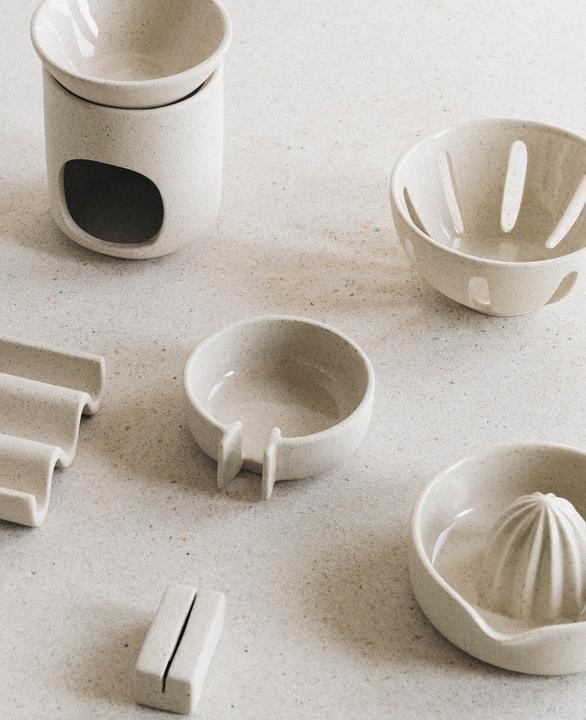 Image du produit Esmée Porte-savon en céramique avec écoulement, beige moucheté de noir et intérieur émaillé, Ø 10 cm