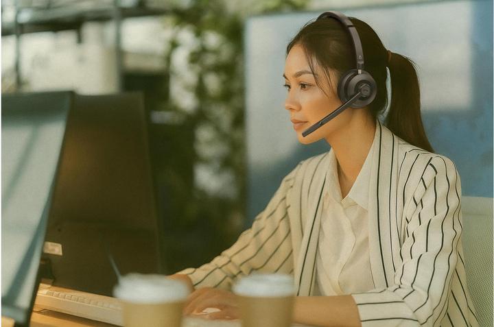 Actual product image Creative On-Ear-Headset Chat Wireless (Cable, Wireless, USB-C)