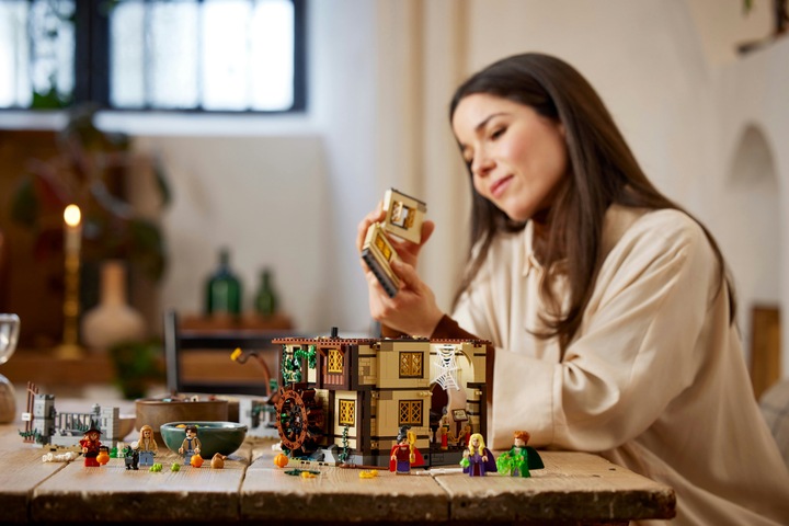 Productafbeelding LEGO Disney Hocus Pocus: De Sanderson Sisters' Cottage 21341 (21341, LEGO Ideeën, LEGO Zeldzame Sets)