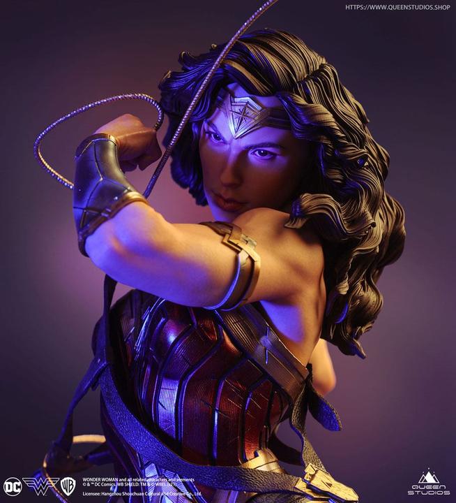 Actual product image Queen Studios Wonder Woman Comic Statuette 1/4 Wonder Woman Early Bird Version 47 cm