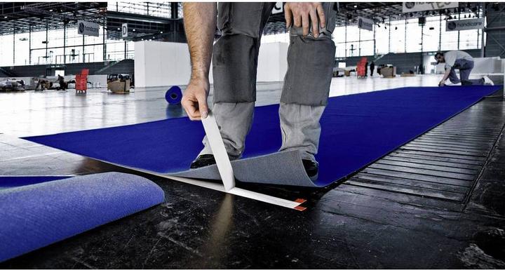 Produktbild tesa fix 4939 - Doppelseitiges Universal-Verlegeband zum temporären Fixieren von Bodenbelägen (50 mm)