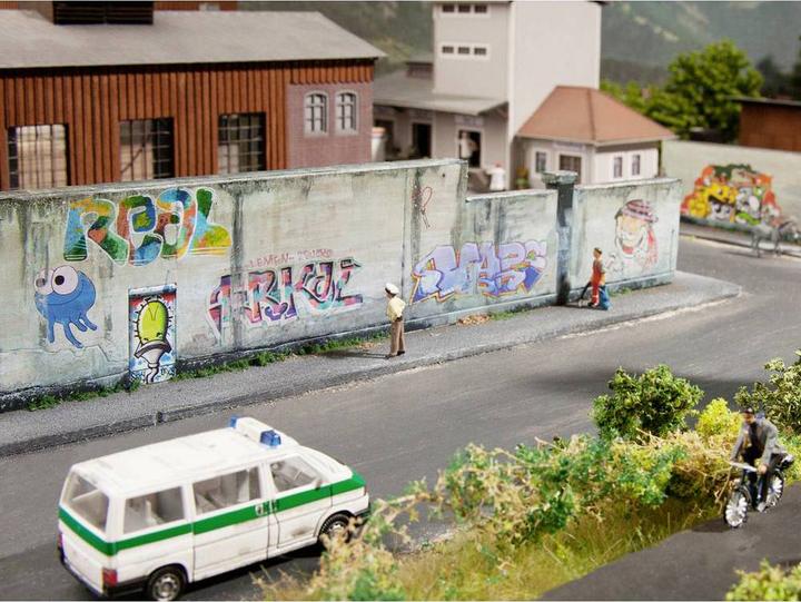 Actual product image Noch H0 3D Cardboard Industrial Walls