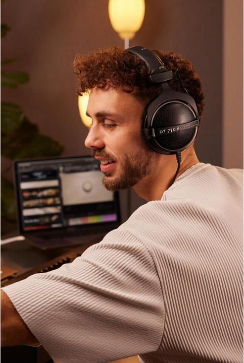 Actual product image Beyerdynamic DT 770 Pro Black Limited Edition (No noise cancelling, Cable)