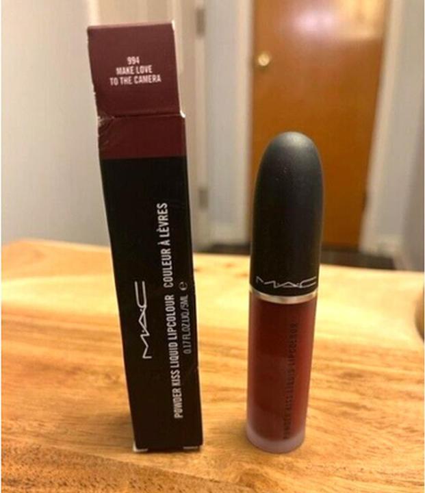 Image du produit MAC Cosmetics Powder Kiss Liquid Lipcolour (Faire l'amour à la caméra)