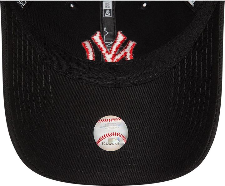 Actual product image New Era 9Twenty Casual Cap - New York Yankees Black / Red