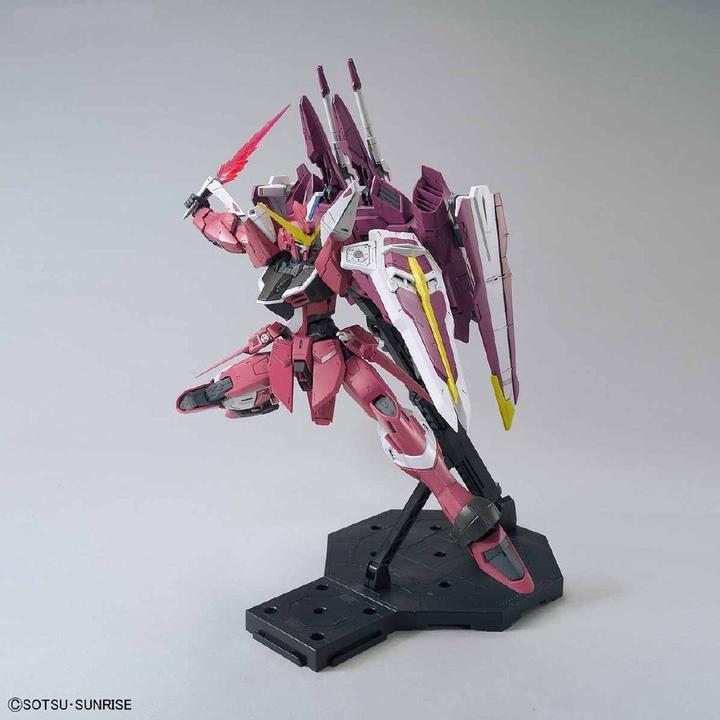 Actual product image Bandai Gundam - Justice Gundam Master Grade