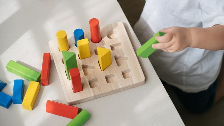 Produktbild Plantoys Lochbrett Geometrie