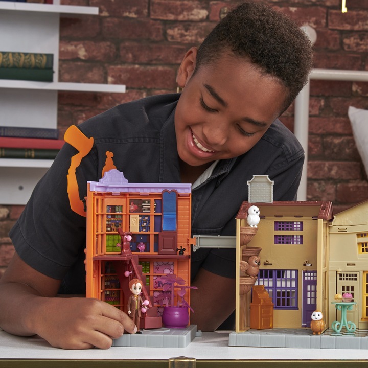Produktbild Spin Master Wizarding World Harry Potter - Diagon Alley (Winkelgasse) Spielset mit Licht und Sound sowie 2
