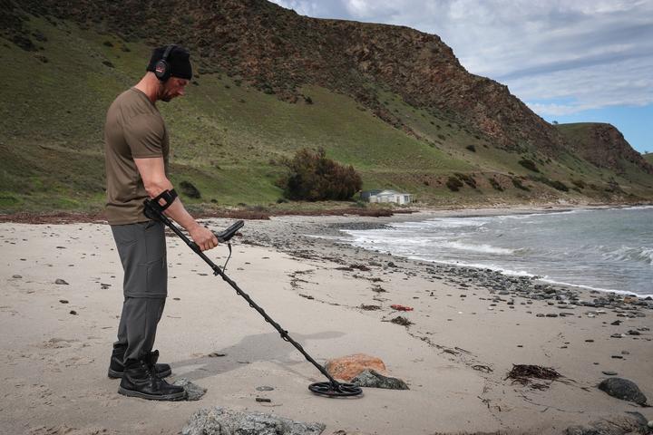 Actual product image Minelab EQUINOX 900 Metaaldetector specialist.