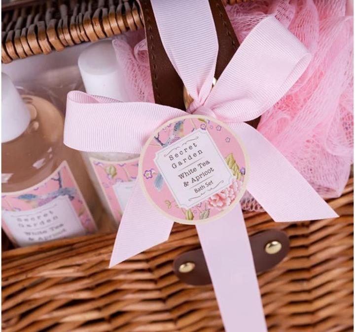 Actual product image Accentra SECRET GARDEN gift set in wicker picnic basket, incl. 300ml shower gel, 300ml bubble bath, 390g bath (Hair care set)