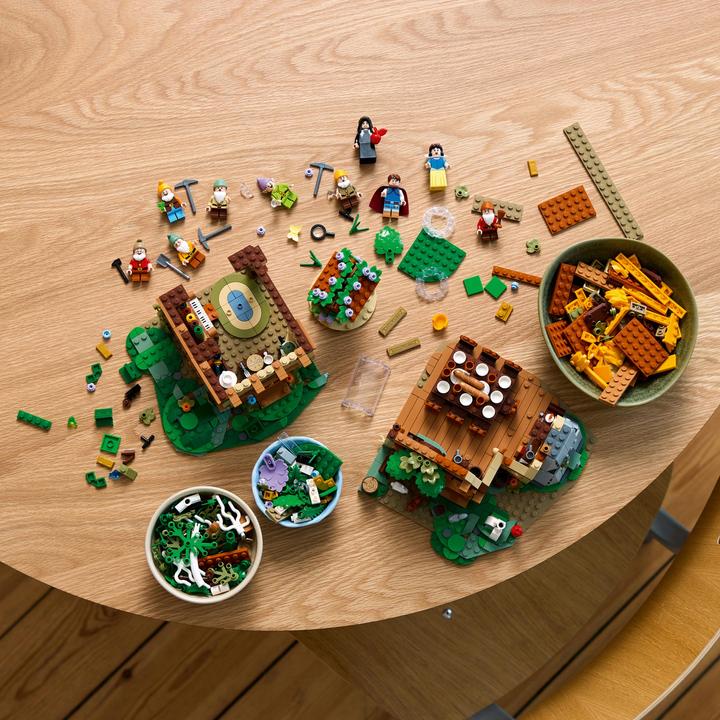 Image du produit LEGO La cabane de Blanche-Neige et des sept nains (43242, LEGO Disney)