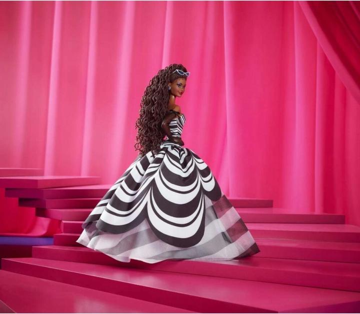 Produktbild Barbie Signature Sammelpuppe zum 65. Jubiläum mit braunen Haaren und schwarz-weisser Robe