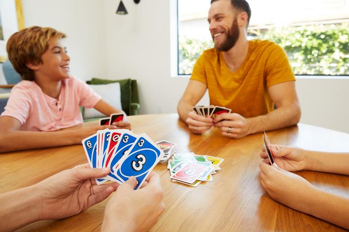 Image du produit Mattel Games Uno Deluxe - Jeu de Cartes Famille - 7 ans et + (Allemand, Français, Italien)