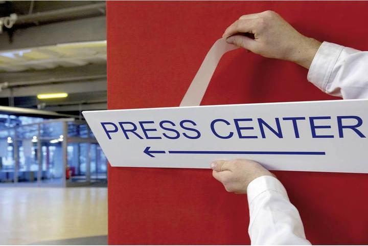 Produktbild tesa fix 4939 - Doppelseitiges Universal-Verlegeband zum temporären Fixieren von Bodenbelägen (50 mm)