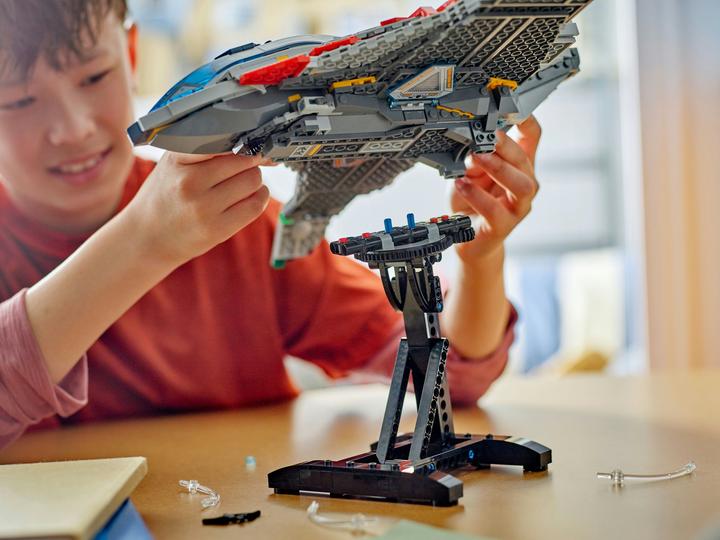 Actual product image LEGO Avengers: Age of Ultron Quinjet (76325, LEGO Marvel)