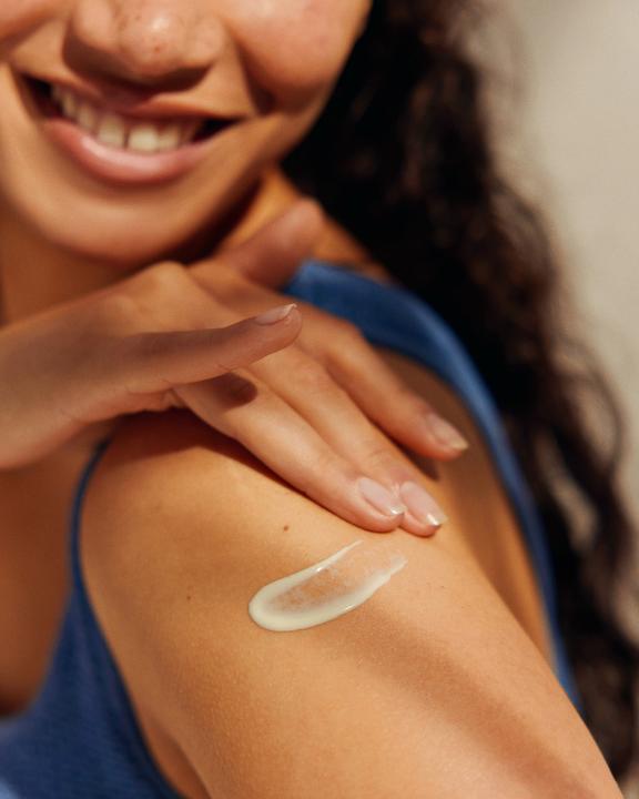 Immagine prodotto NIVEA Latte solare Sun Protect & Moisture Formato da viaggio SPF 30 (Latte solare, SPF 30, 100 ml, 118 g)