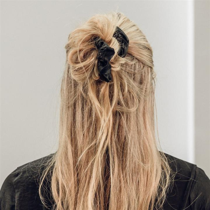 Immagine prodotto Corinne Fascetta per capelli vegan scrunchie nera (Elastico per capelli)