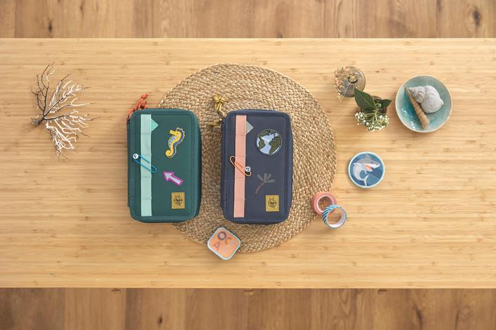 Produktbild Lässig Etui Triple Unique Ocean Dunkelgrün, befüllt