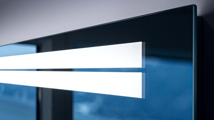 Produktbild Schneider ARANGA LED Lichtspiegel, mit Spiegelheizung und Steckdose, 915x48x700mm, Lichtbänder oben