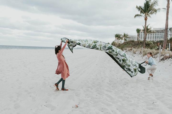 Produktbild little unicorn Outdoor Blanket Extra Big - Tropical Leaf