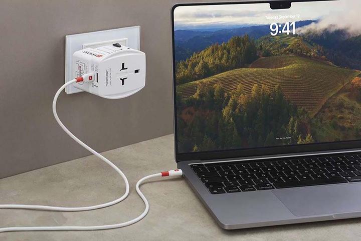 Actual product image Skross Universal Travel Adapter with USB-A/USB-C 30W PD
