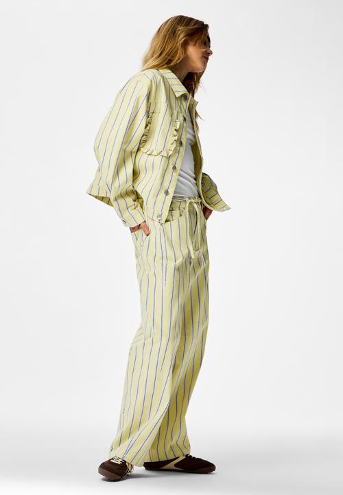 Produktbild Pieces PCBILLO MW BINDEVERSCHLUSS Barrel Fit Jeans (26)